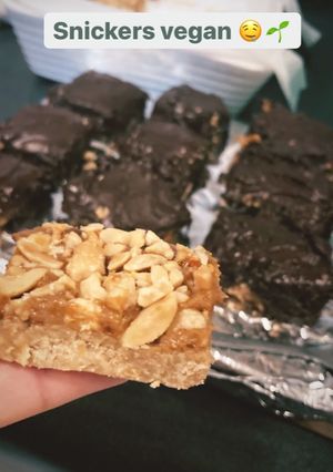 Una foto de Snickers veganos