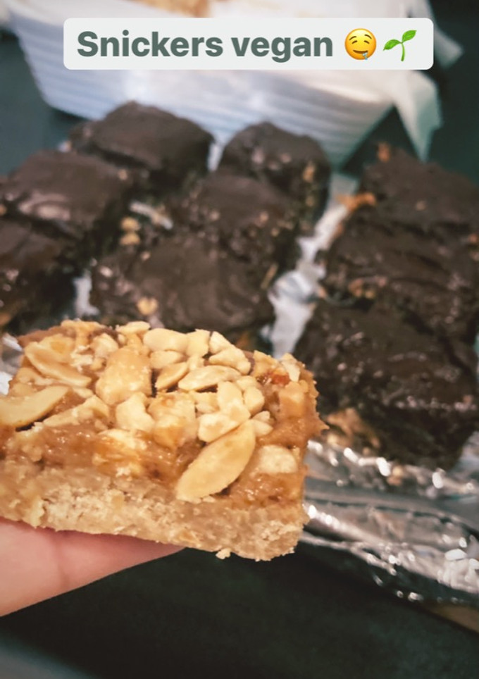 Una foto de Snickers veganos