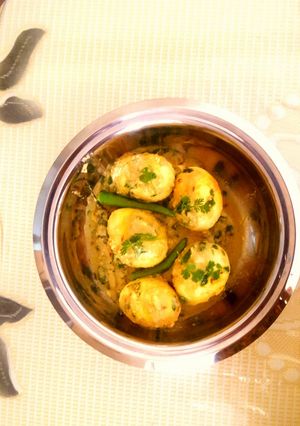A picture of Dim posto - Egg curry with poppy seeds.