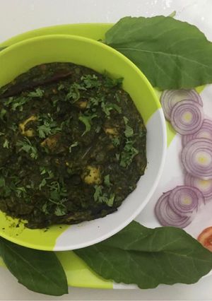 લહસૂની આલુ પાલક(Garlic Aloo palak Recipe in Gujarati) રેસીપી મુખ્ય ફોટો