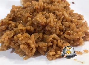 Una foto de Arroz con cebolla caramelizada