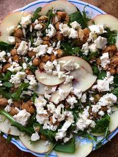 Foto di Insalata con ceci, feta e pesche