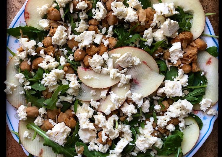 Insalata con ceci, feta e pesche