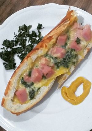 Una foto de Pan relleno de jamón y queso