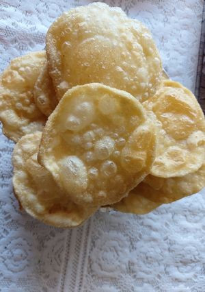 A picture of Maida /flour poory / halwai poory.