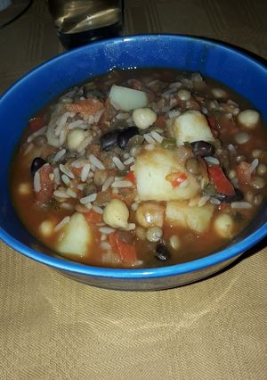 Una foto de Guiso de legumbres con arroz! Vegetariano!!