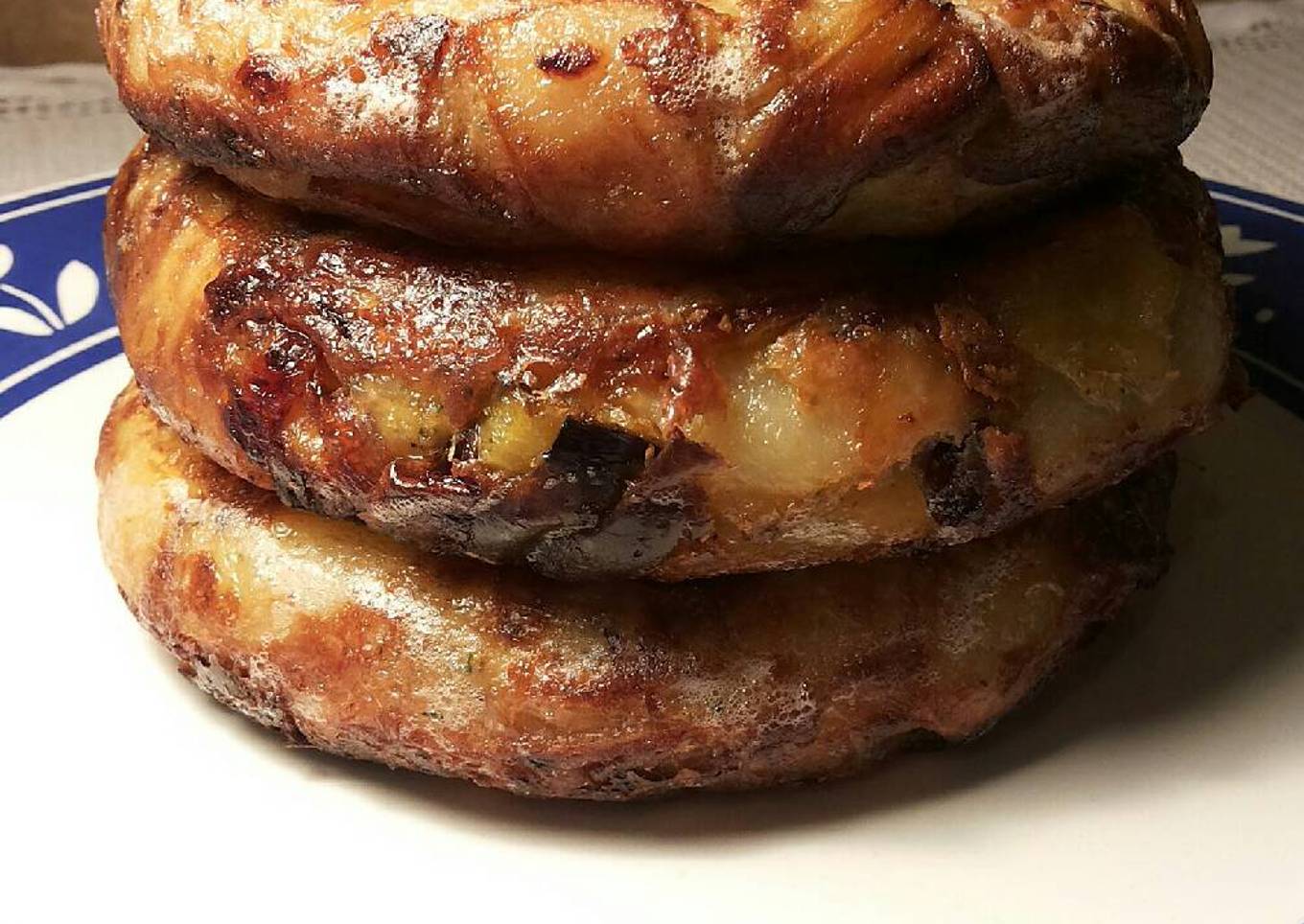 Tortillas de patatas con berenjenas y cebolla roja