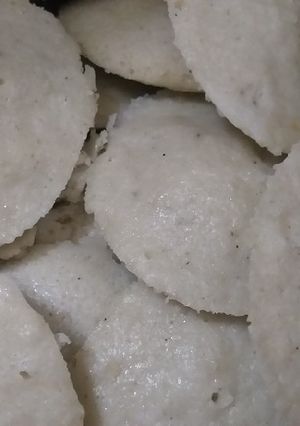 A picture of Idli with sambhar and greenchutney.