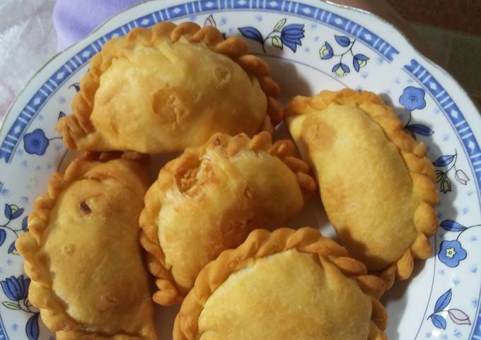 Pastel basah isi ikan tongkol