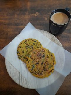 બિસ્કીટ ભાખરી (Biscuit Bhakhri Recipe In Gujarati) રેસીપી મુખ્ય ફોટો