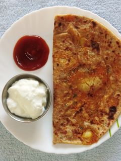 व्हेज स्टफ्ड पराठा (veg stuffed paratha recipe in marathi) रेसिपी चे मुख्य फोटो