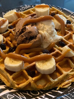 Una foto de Waffle de banano con helado 👩🍳🥞