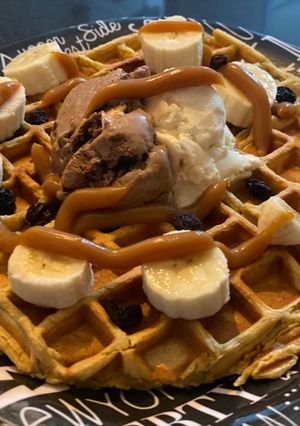 Una foto de Waffle de banano con helado 👩🍳🥞