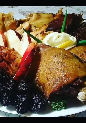 Фото Курица запечённая в духовке с яблоками и черносливом.