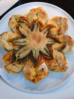 Una foto de Pesto star bread
