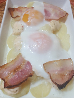 Una foto de Patatas con huevo, bacon y queso al horno