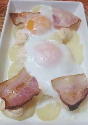 Una foto de Patatas con huevo, bacon y queso al horno