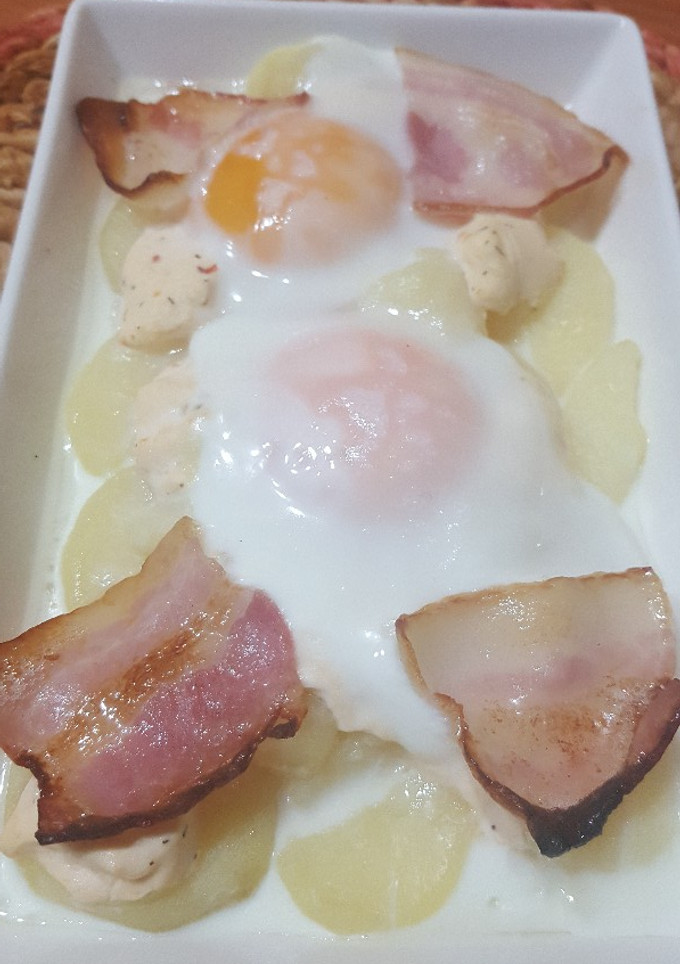 Una foto de Patatas con huevo, bacon y queso al horno