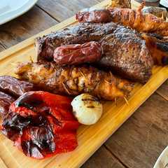 A picture of Asado de Picaña - Pollo relleno con jamón y queso.