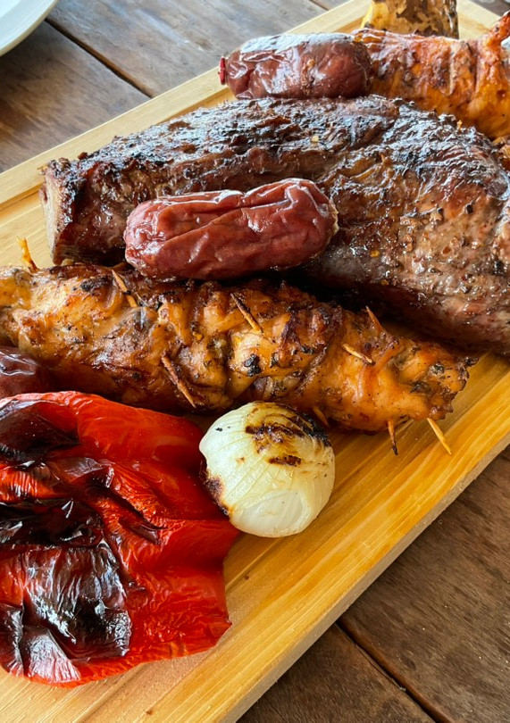 Una foto de Asado de Picaña - Pollo relleno con jamón y queso