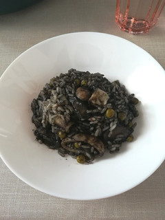 Una foto de Arroz negro con pescado y champiñones