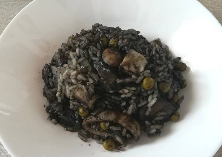 Arroz negro con pescado y champiñones