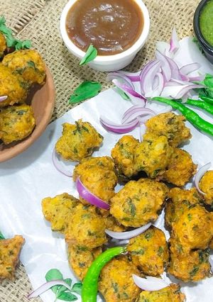 મેથી મગ ની દાળ ની ભજીયા (Methi Moong Dal Bhajiya Recipe In Gujarati) રેસીપી મુખ્ય ફોટો