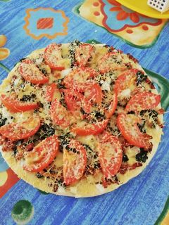 Una foto de Pizza de espinacas y bacon casera