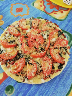 Una foto de Pizza de espinacas y bacon casera