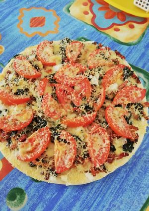 Una foto de Pizza de espinacas y bacon casera