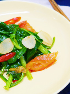 紅嘴綠鸚哥(菠菜炒蕃茄) 的食譜成品照片