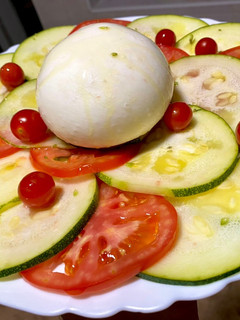 Una foto de Carpaccio de calabacín con burrata