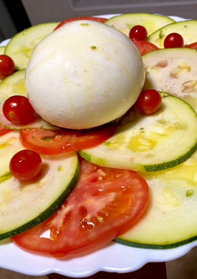 Una foto de Carpaccio de calabacín con burrata