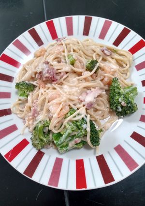 Una foto de Espagueti con camarones, tocino y brócoli, a la crema con queso