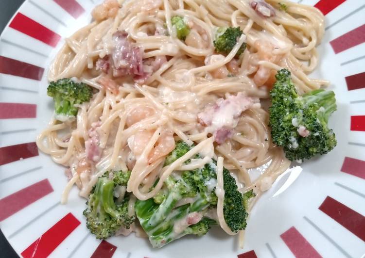 Espagueti con camarones, tocino y brócoli, a la crema con queso