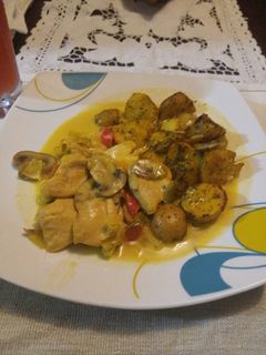 Una foto de Pollo al champiñón con papas