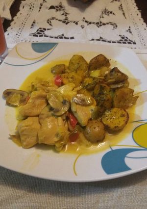 Una foto de Pollo al champiñón con papas