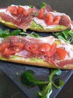 Una foto de Tostadas de aguacate y jamón serrano