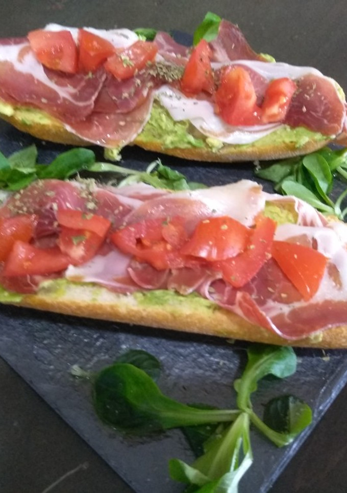 Una foto de Tostadas de aguacate y jamón serrano