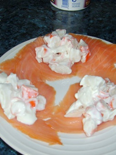 Una foto de Rollitos de Salmón ahumado y surimi