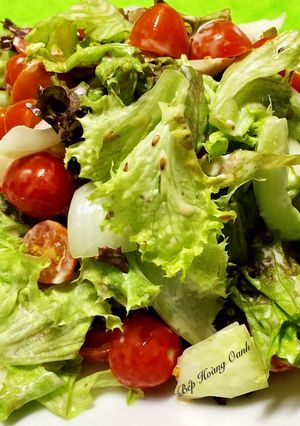 Hình của món Salad Trộn Sốt Mè Rang Chay.
