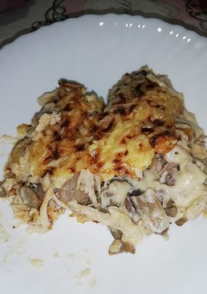 Une photo de Gratin de poulet avec champignons