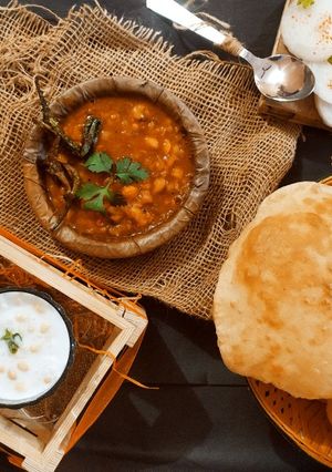 पंजाबी छोले भटूरे (Punjabi chole bhature recipe in Hindi) रेसिपी मुख्य फोटो