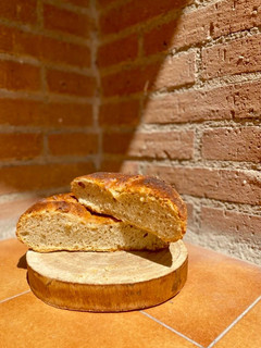 Una foto de Hogaza de pan con masa madre... ¡El pan de pueblo de toda la vida!