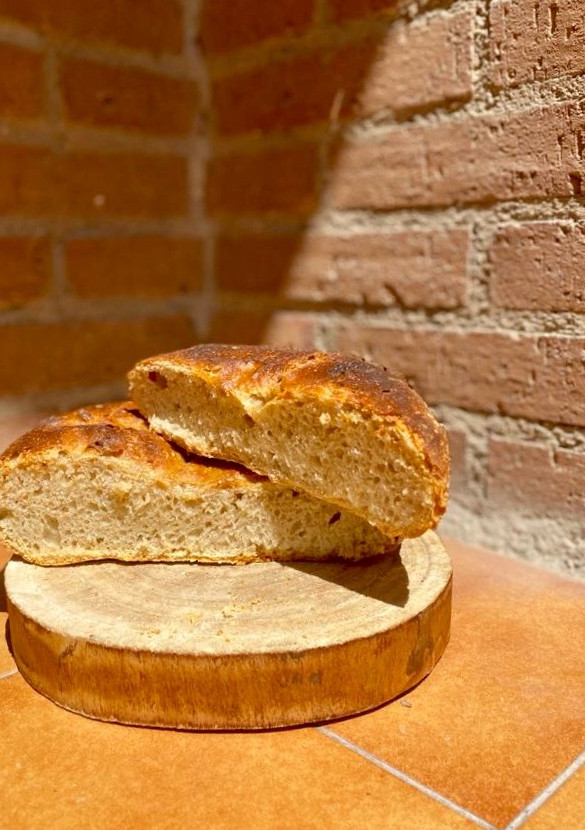 Una foto de Hogaza de pan con masa madre... ¡El pan de pueblo de toda la vida!
