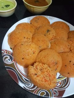लाल गाजर की सूजी इडली (Lal Gajar Ki Suji Idli ki recipe in hindi) रेसिपी मुख्य फोटो
