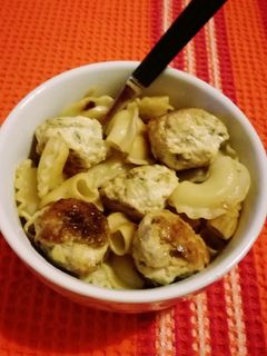 Une photo de Boulettes de poulet au cumin et crêtes de coq