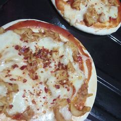 A picture of Macaroni pizza 🍕.