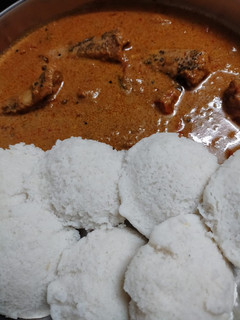 இட்லியும் மீன் குழம்பும் (Idli & meen kulambbu recipe in tamil) செய்முறை முக்கிய புகைப்படம்