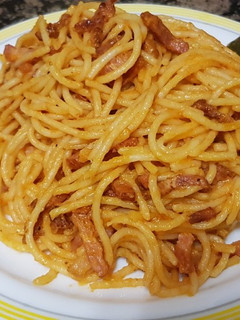 Una foto de Espaguetis con tomate al crocante de bacon